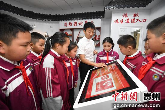 5月11日，在贵阳市南明区花果园第三小学消防体验馆，学生们正在老师的指导认识消防标识牌。
