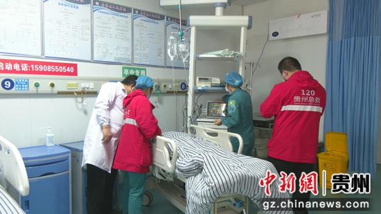王开秀和同事抢救急诊病人