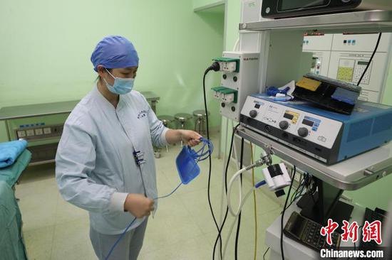 一位护士在贵州省人民医院手术室准备仪器。　瞿宏伦 摄