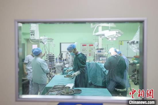 三位护士(左)在贵州省人民医院手术室忙碌。　瞿宏伦 摄