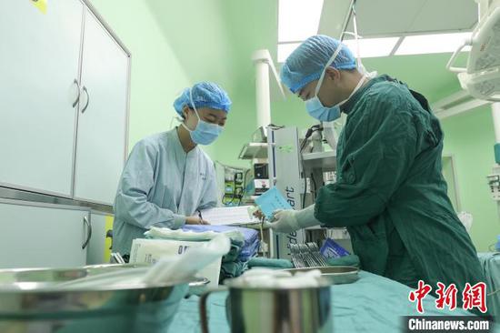 两位护士在贵州省人民医院手术室清点器械。　瞿宏伦 摄