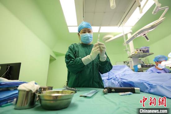 一位护士在贵州省人民医院手术室做术前准备。　瞿宏伦 摄