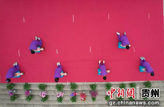 2023年5月12日，贵州省黔东南苗族侗族自治州施秉县妇幼保健院的护士在进行护理实操比赛。磨桂宾 摄