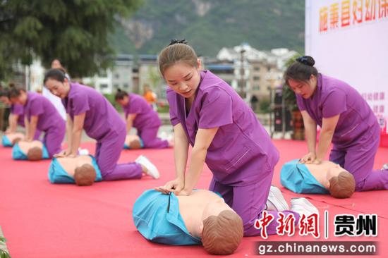 2023年5月12日，贵州省黔东南苗族侗族自治州施秉县妇幼保健院的护士在进行护理实操比赛。磨桂宾 摄
