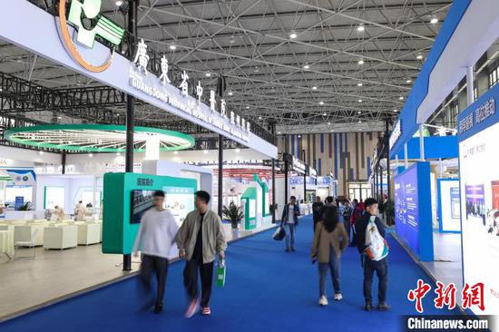 参观者在2023健康中国发展大会·贵州主题会议展区参观。　瞿宏伦 摄