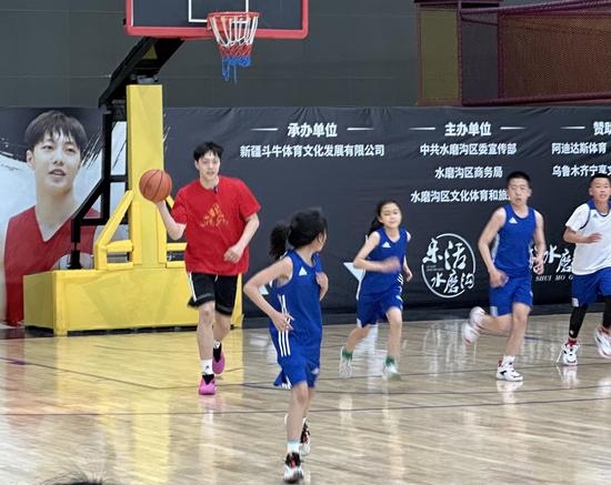 “胡明轩篮球公益行”在乌鲁木齐举办 助力篮球少年成长提升