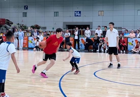 “胡明轩篮球公益行”在乌鲁木齐举办 助力篮球少年成长提升