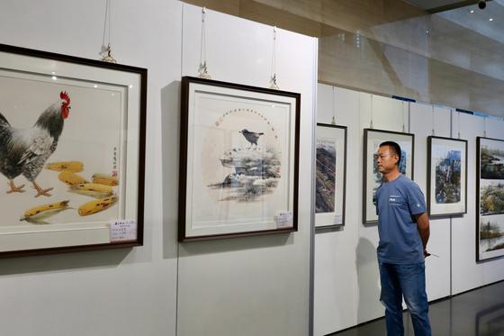 “五月和韵·六人行”绘画作品展现场。刘俊苍 摄