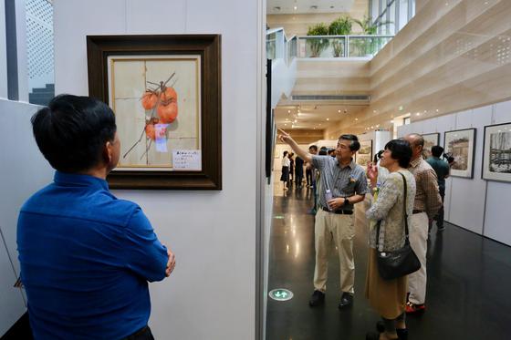 “五月和韵·六人行”绘画作品展现场。刘俊苍 摄
