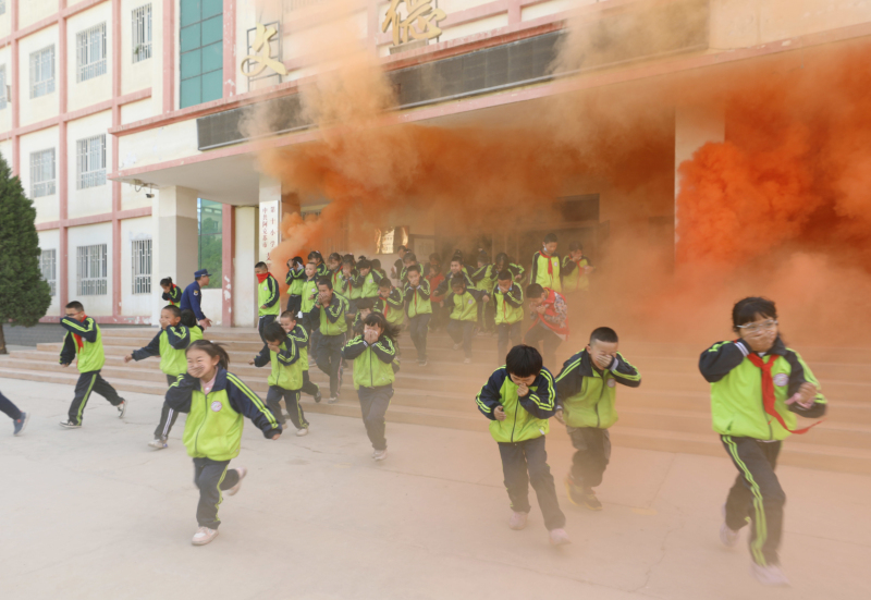 “防灾减灾宣传周” 新疆阿克苏千余名师生绘制家庭消防疏散逃生示意图