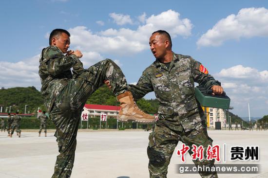 图为班长正在为新兵纠正动作。黄俊 摄