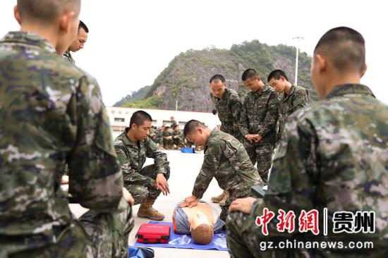 图为新兵正在进行心肺复苏模拟训练。黄俊 摄