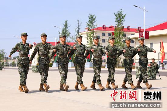 图为新兵正在进行队列训练。黄俊 摄