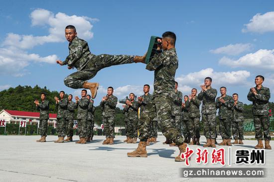 图为新兵樊京伦向战友们表演武术。黄俊 摄