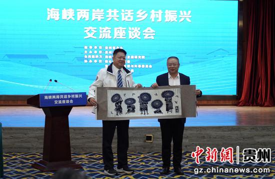 贵州省科协向台湾代表团赠送蜡染画作。蒲文思 摄