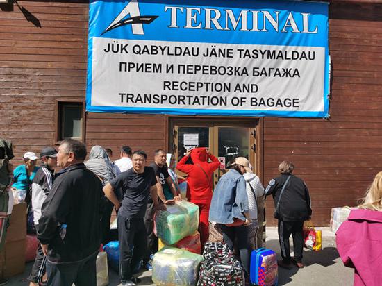 在霍尔果斯中哈国际合作中心，哈萨克斯坦商人正在排队将采购的中国小商品物流发送到哈萨克斯坦。