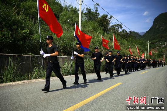 图为民辅警在环山道路上慢跑。甘勇 摄