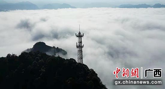 矗立在云海中的中国移动5G基站   秦运国 摄