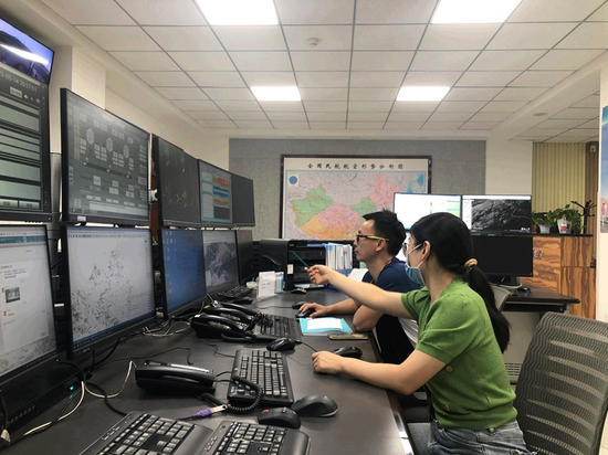 新疆空管局空管中心气象中心预报室精准保障雷暴天气
