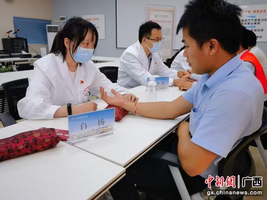义诊现场。主办方 供图 义诊现场。主办方 供图