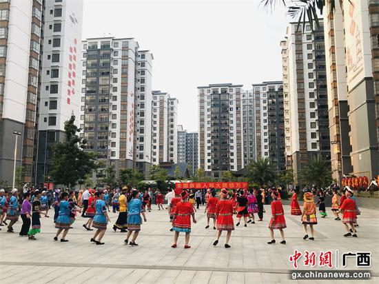 震东社区各族群众在和鑫佳园“同心”文化广场载歌载。隆安县人大办供图