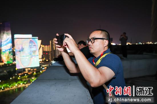 荷赛奖获得者、中国新闻图片网新媒体视觉总监张涛在宁波三江口采风创作。
