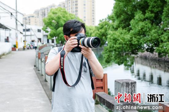 中国新闻图片网副总编、中国摄影家协会会员杜洋在采风创作。 主办方供图
