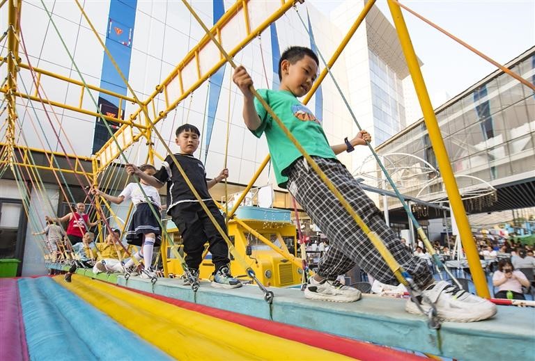 5月13日，小朋友在匯嘉時代昌吉購物中心玩耍。

