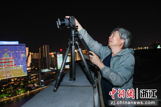  金华市摄影家协会副主席陈少华在宁波三江口采风创作。 主办方供图