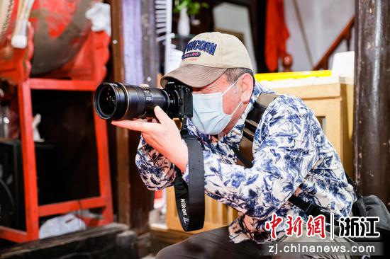 中国煤矿摄影家协会主席、中国摄影金像奖获得者张兆增在进行采风创作。 主办方供图