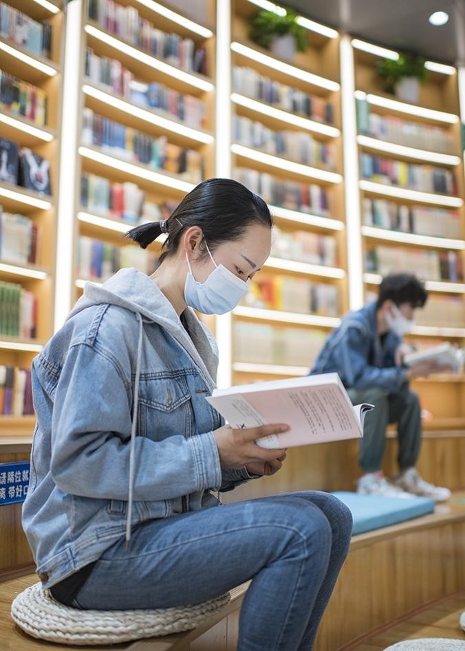 5月4日，市民在匯嘉時代昌吉購物中心有書空間書店看書。


