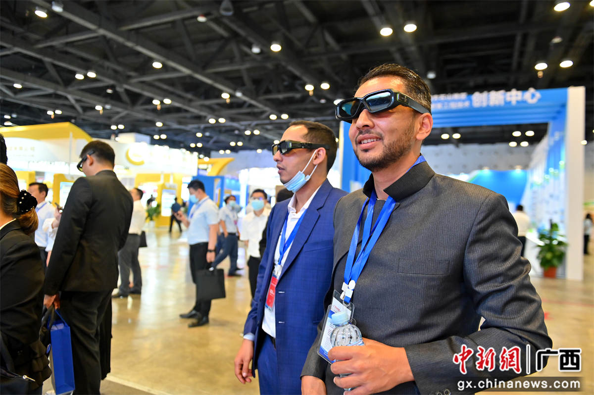圖為外國嘉賓佩戴3D眼鏡觀看三維地圖。俞靖  攝