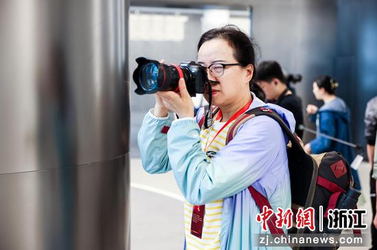 　　 中国摄影家协会会员、杭州市摄影家协会航拍分会副秘书长鲍小红在古林镇前虞村采风创作。 主办方供图
