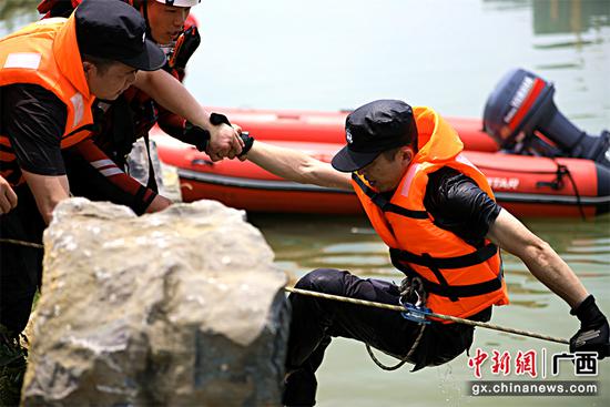 图为绳索横渡救援训练。甘勇 摄（2）