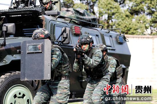 特战队员在进行人车协同训练。蒋林岫 摄