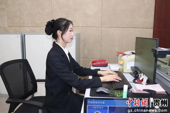 图为安顺市西秀区政务服务中心婚姻登记窗口。