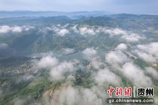 2023年5月18日，航拍的贵州省黔东南苗族侗族自治州施秉县甘溪乡高碑村。磨桂宾 摄