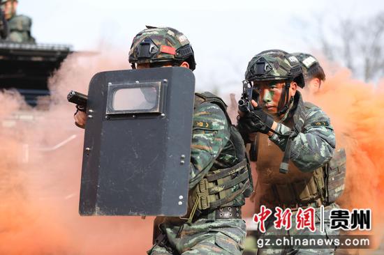 特战队员在烟雾弹的掩护下抵近搜索训练。周顺义 摄