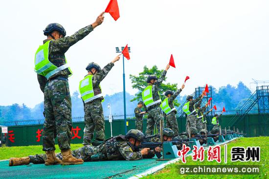 图为射击比武。 图为射击比武。
