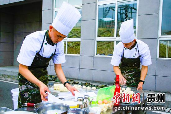 图为炊事专业比武竞赛。 图为炊事专业比武竞赛。
