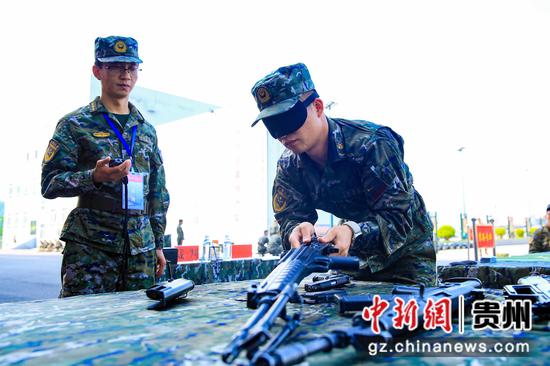 图为蒙眼拆装枪比武竞赛。 图为蒙眼拆装枪比武竞赛。
