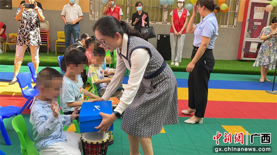 共青团南宁市委副书记欧阳怡给特殊儿童送微心愿爱心礼物。滕美专  摄