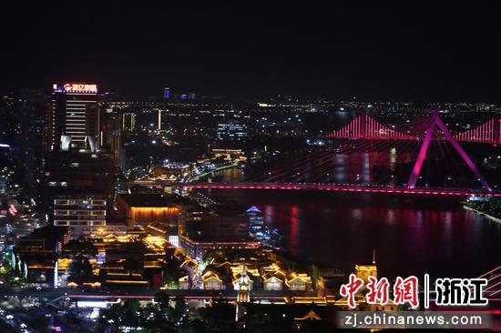 赵慧敏拍摄的宁波三江口夜景。 浙江万里学院供图