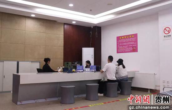 图为安顺市西秀区政务服务中心婚姻登记窗口。