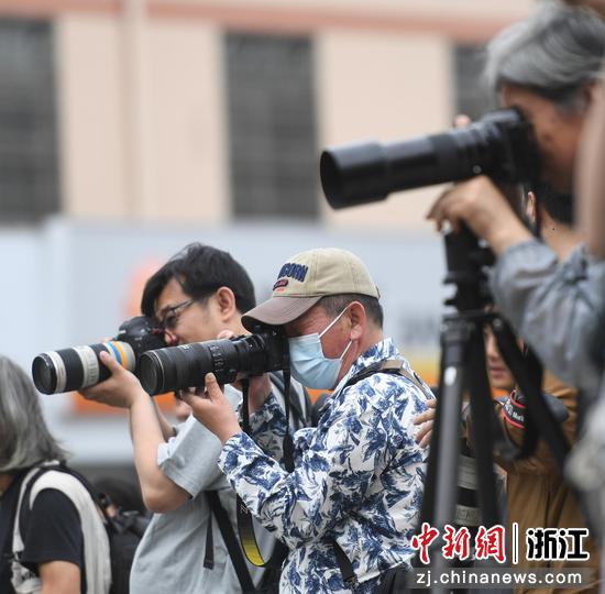 中国新闻图片网副总编、中国摄影家协会会员杜洋（左一）等人在洞桥镇沙港村采风创作。 王刚 摄