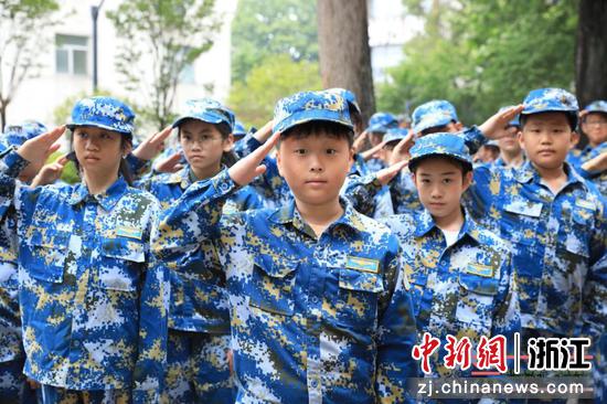 军姿训练 杭州采荷第三小学教育集团供图