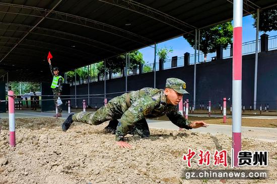 图为400米障碍比武竞赛。 图为400米障碍比武竞赛。