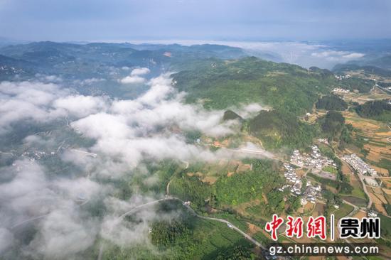 2023年5月18日，航拍的贵州省黔东南苗族侗族自治州施秉县甘溪乡高碑村。磨桂宾 摄
