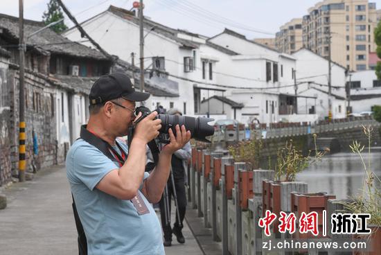  杭州市西湖区文化旅游协会会长周宇在洞桥镇沙港村采风创作。 王刚 摄