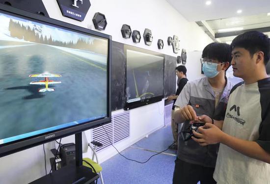 图为学生参观体验渤海学院新落成的虚拟仿真实训基地。天津渤海职业技术学院供图